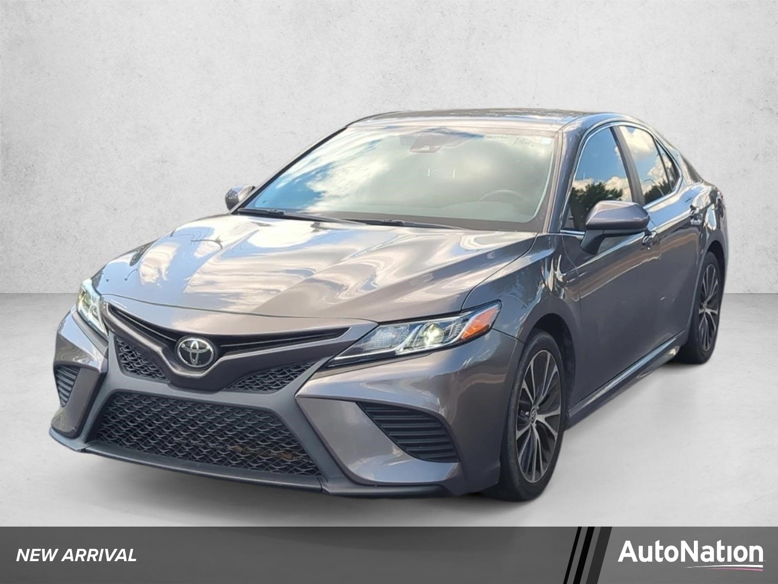2020 Toyota Camry SE — photo 1 of 30