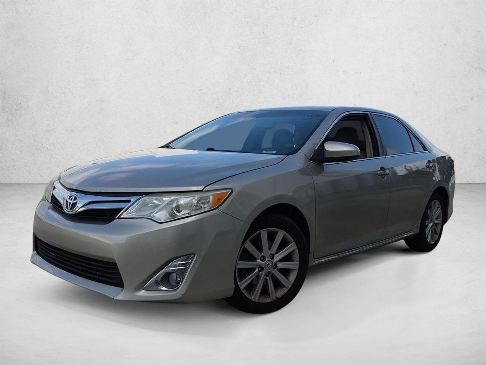 2014 Toyota Camry XLE — photo 1 of 15