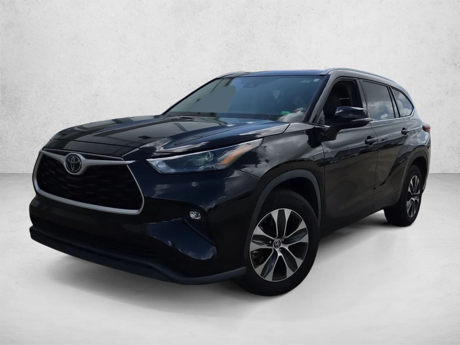 2022 Toyota Highlander XLE — photo 1 of 15