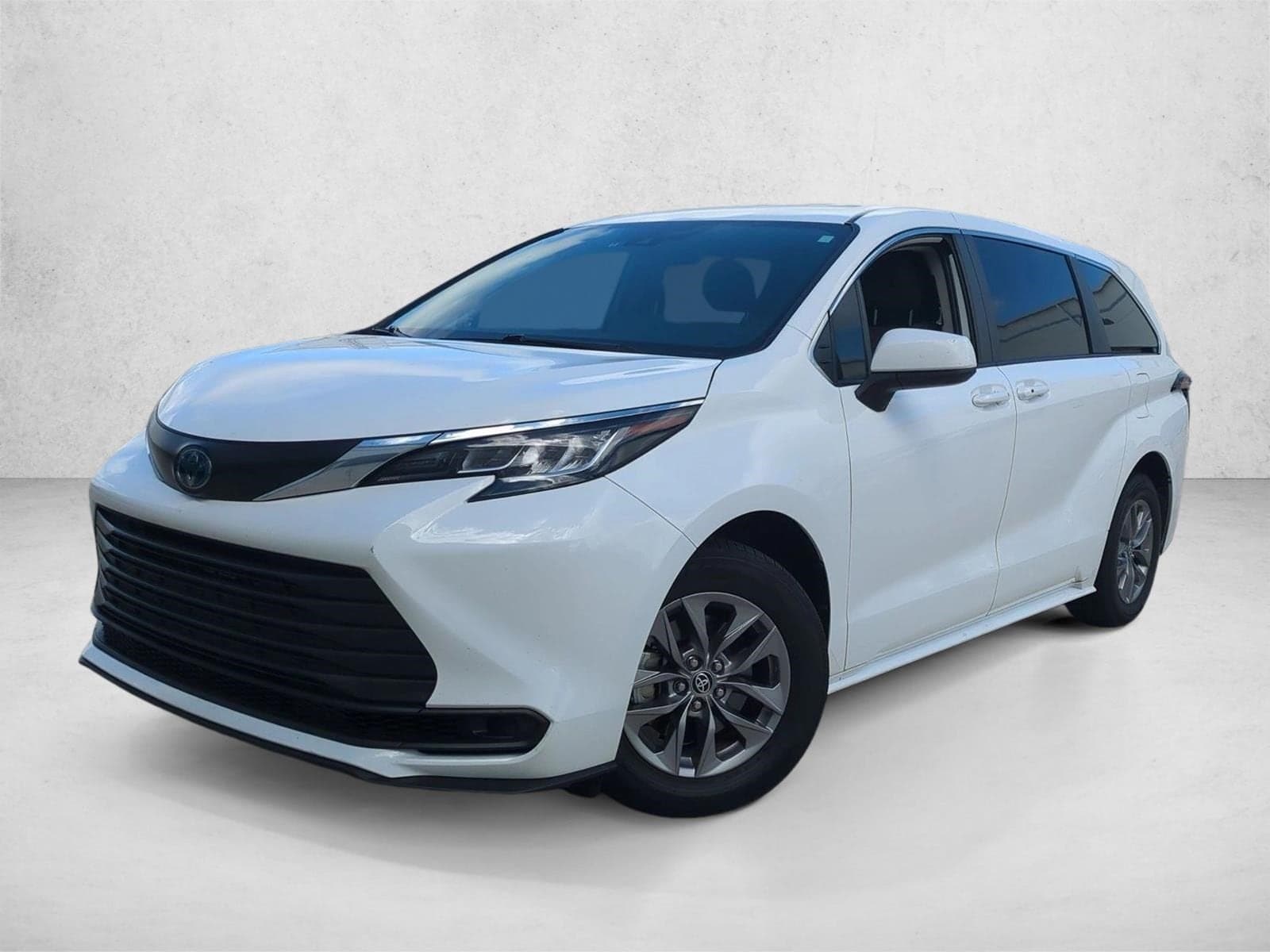 2023 Toyota Sienna LE — photo 1 of 15