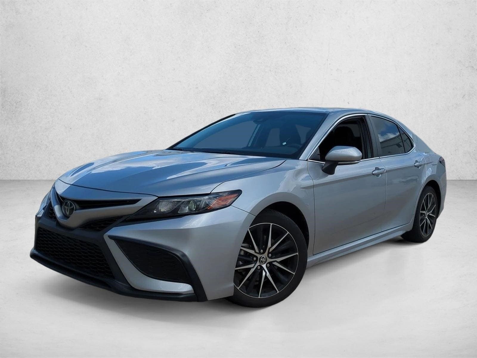 2024 Toyota Camry SE — photo 1 of 15