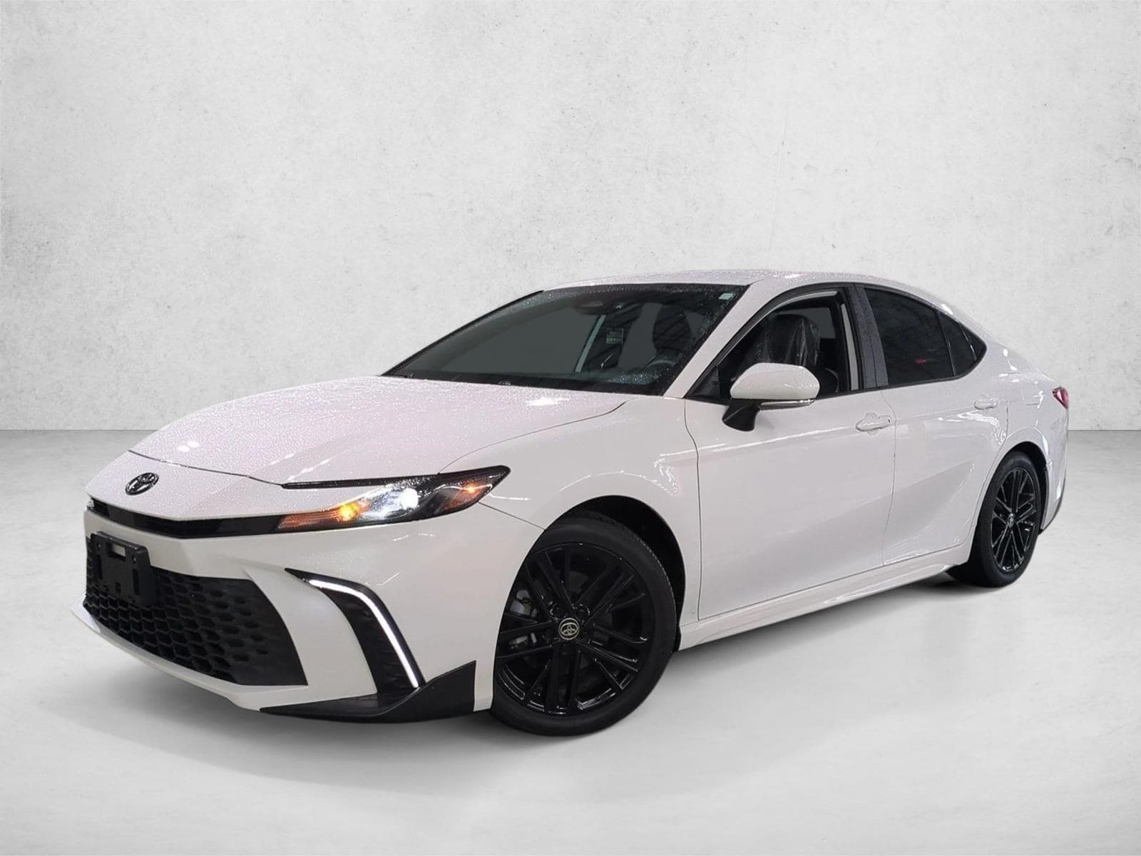 2025 Toyota Camry SE — photo 1 of 15