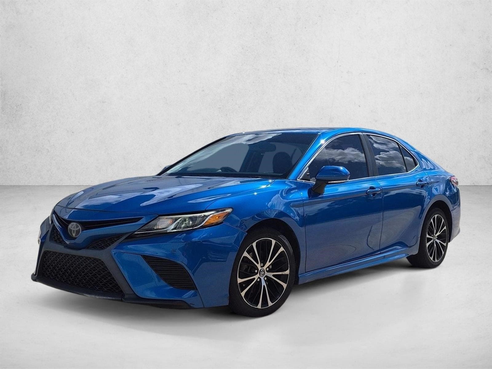 2019 Toyota Camry SE — photo 1 of 15