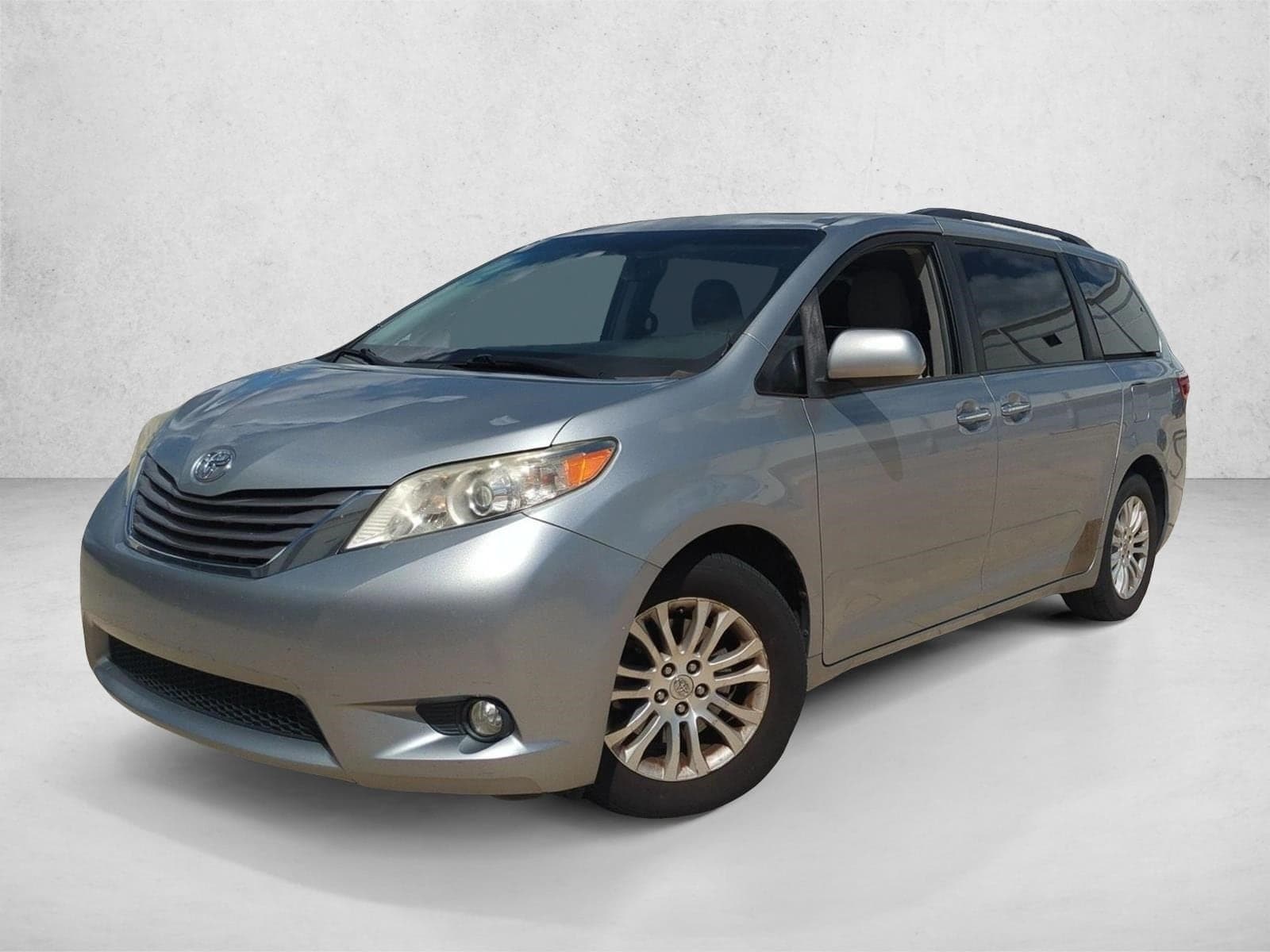 2016 Toyota Sienna XLE — photo 1 of 15