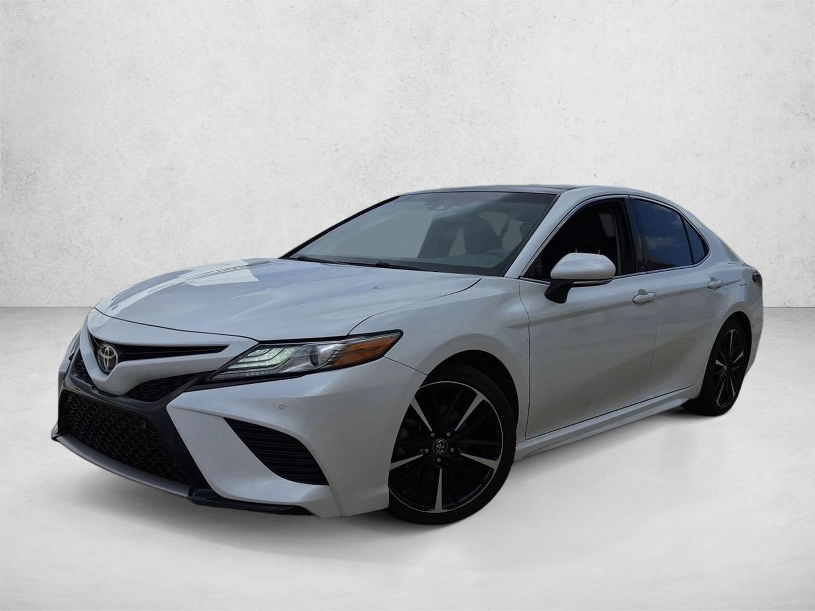 2018 Toyota Camry XSE — photo 1 of 15