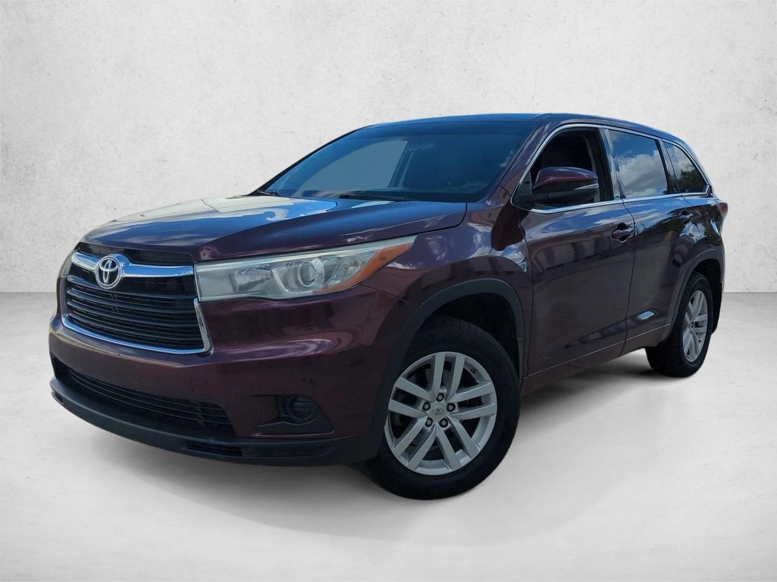 2015 Toyota Highlander LE — photo 1 of 15