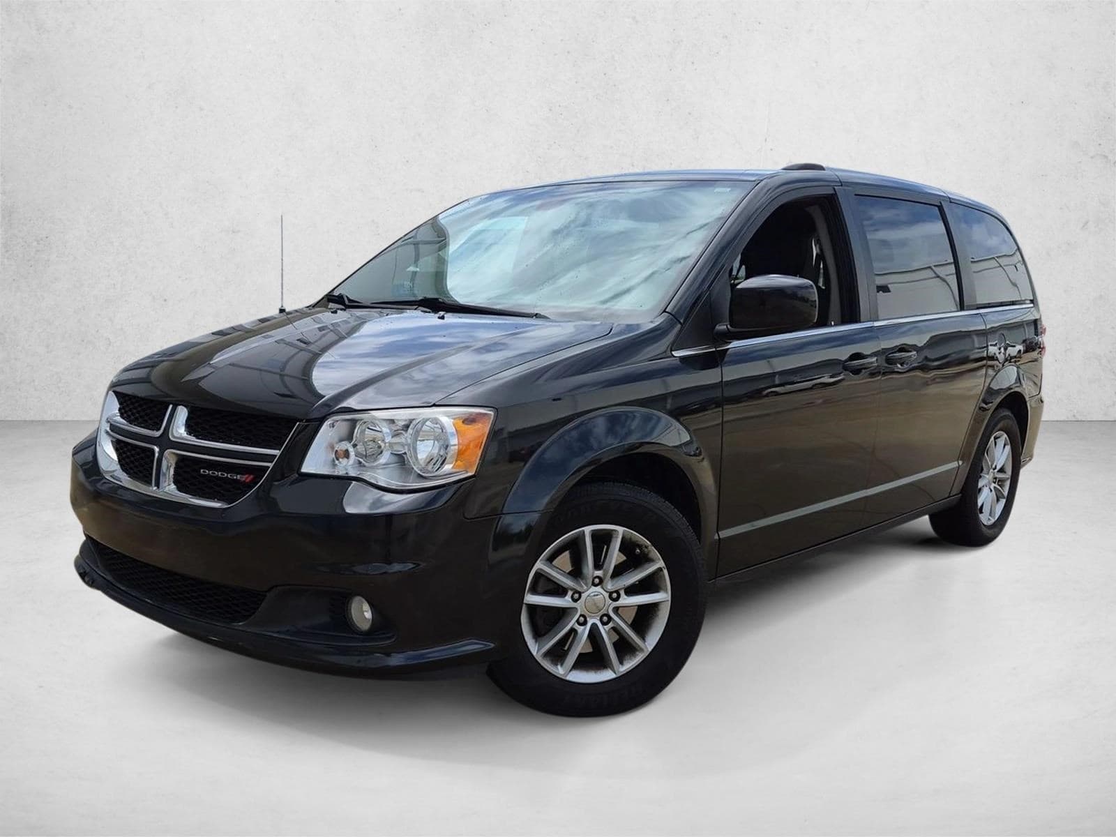 2019 Dodge Grand Caravan SXT — photo 1 of 15