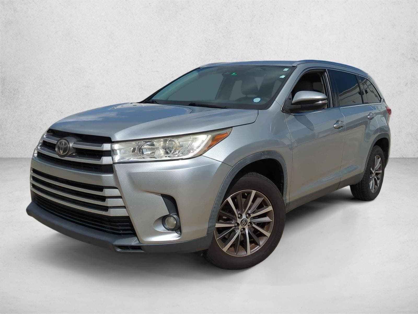 2019 Toyota Highlander XLE — photo 1 of 15
