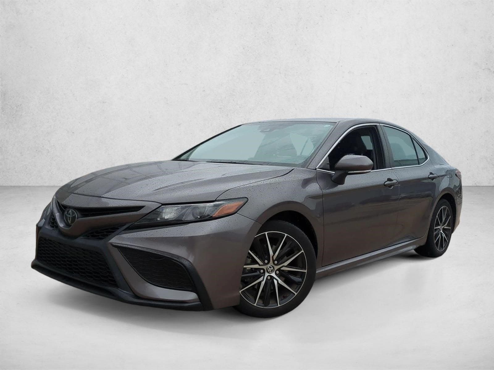 2024 Toyota Camry SE — photo 1 of 15