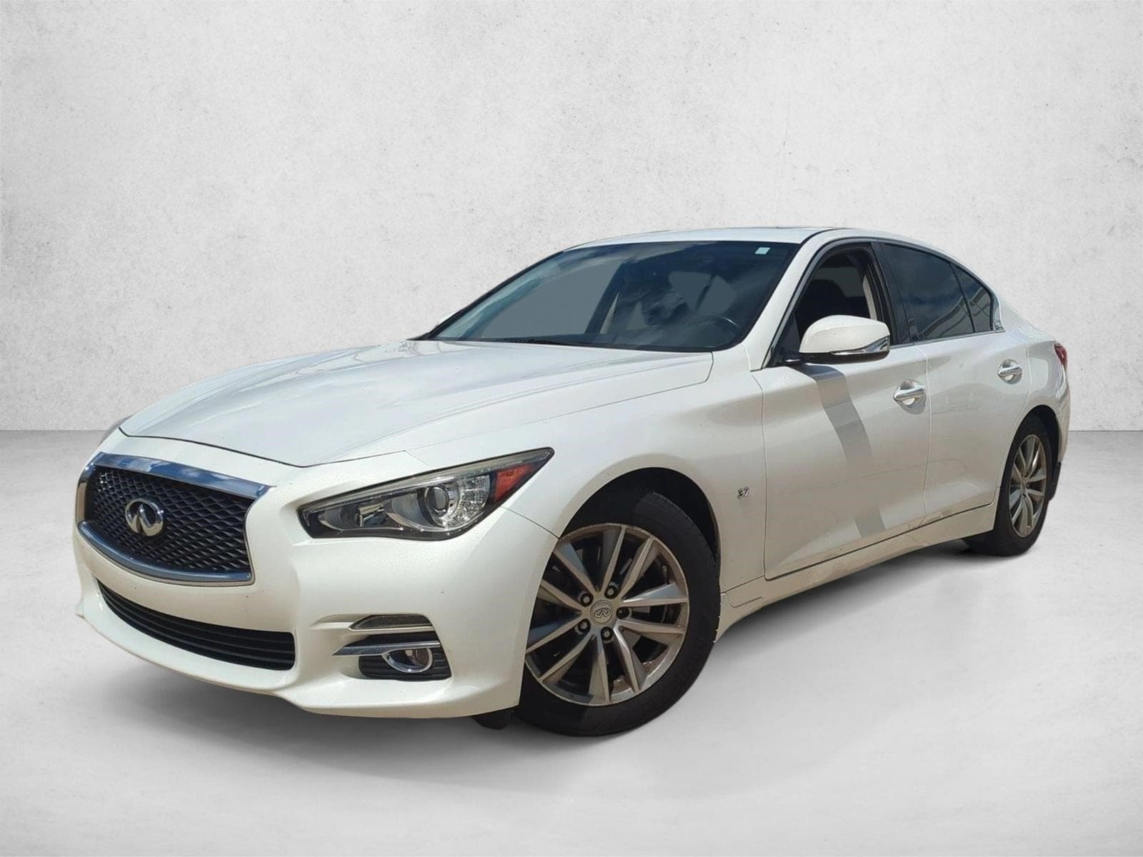2015 INFINITI Q50 Premium — photo 1 of 15