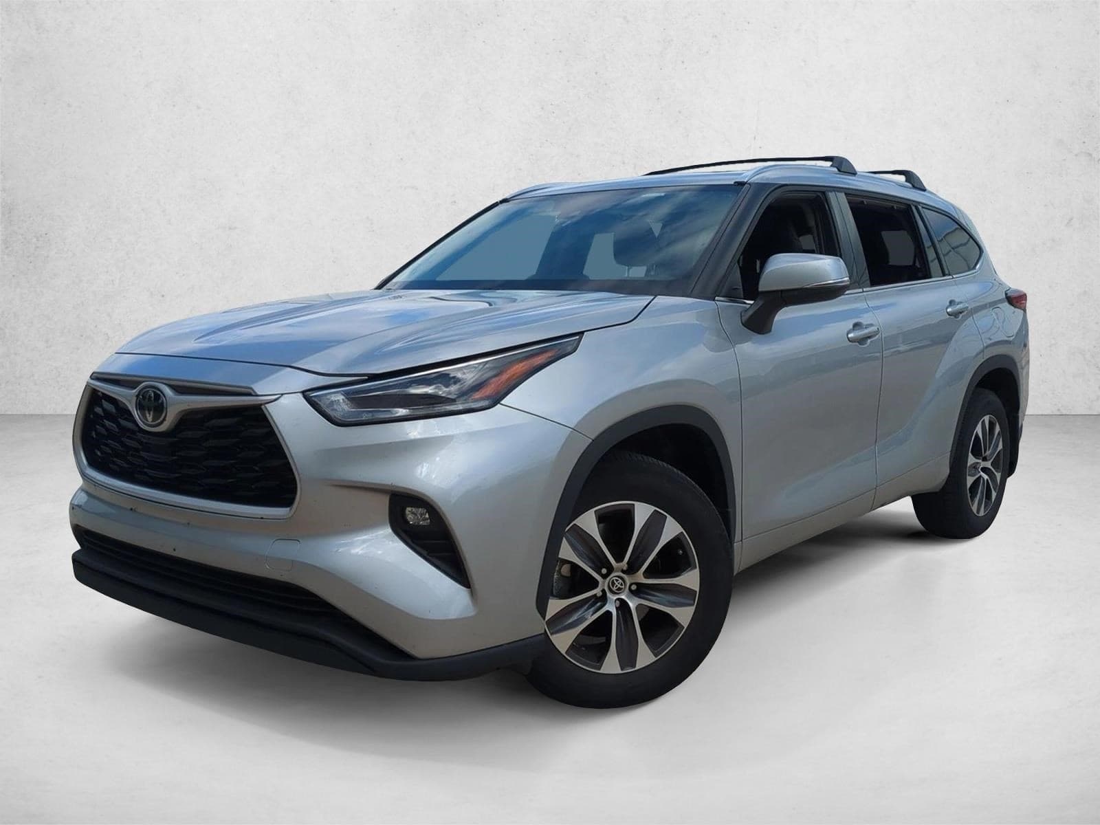 2021 Toyota Highlander XLE — photo 1 of 15