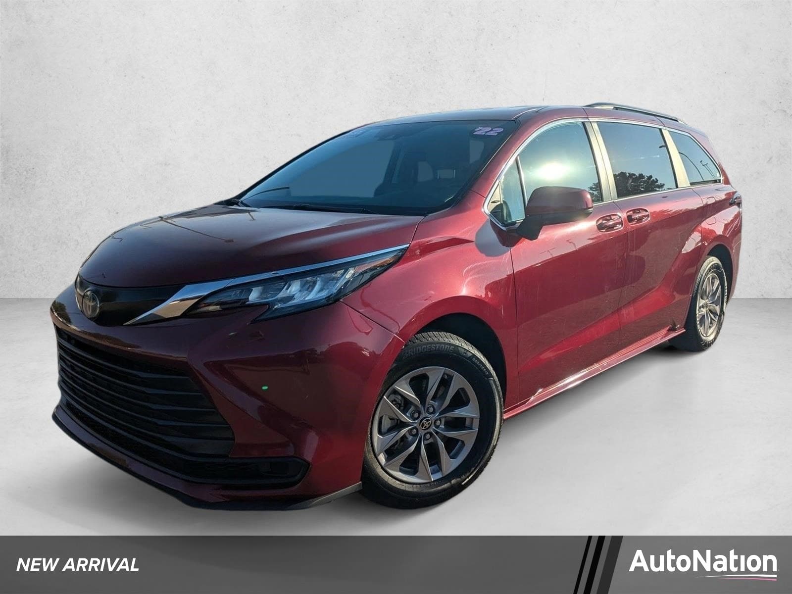 2022 Toyota Sienna LE — photo 1 of 26