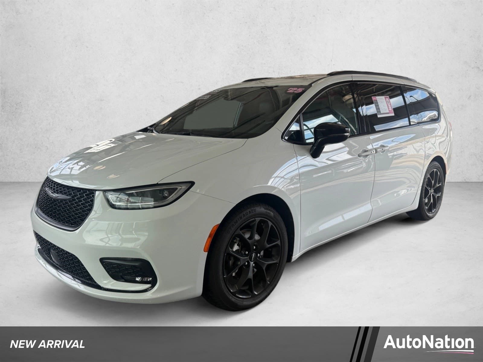 2025 Chrysler Pacifica Limited — photo 1 of 21