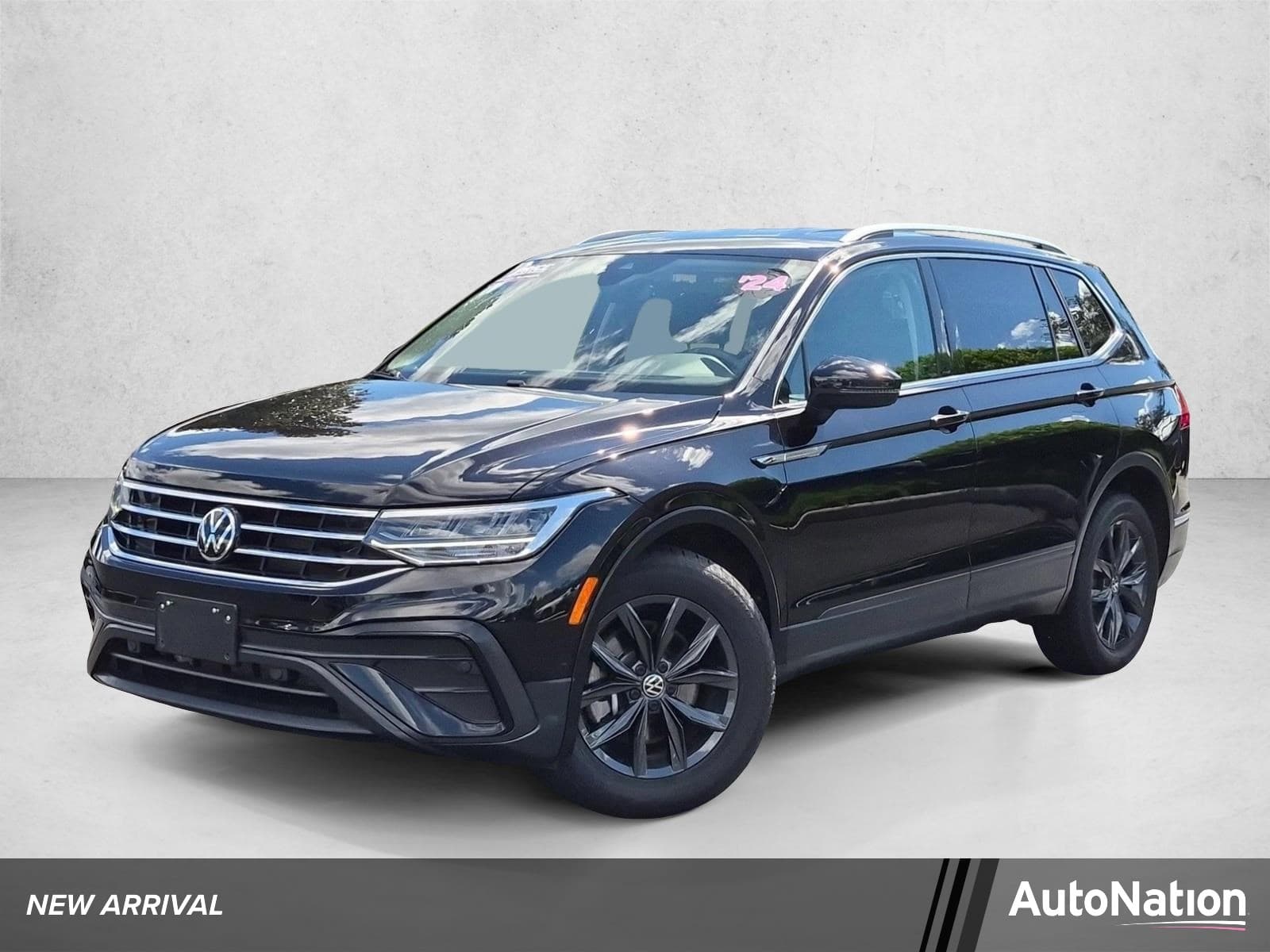 2024 Volkswagen Tiguan SE — photo 1 of 22