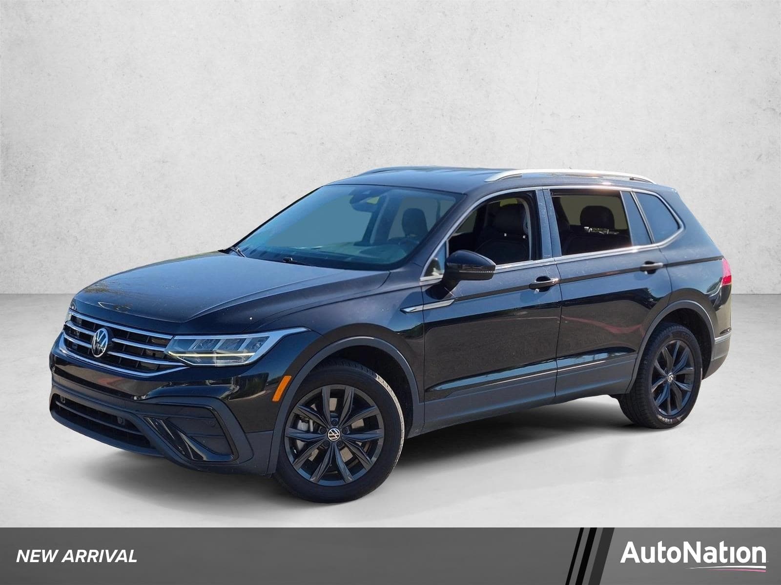 2024 Volkswagen Tiguan SE — photo 1 of 16