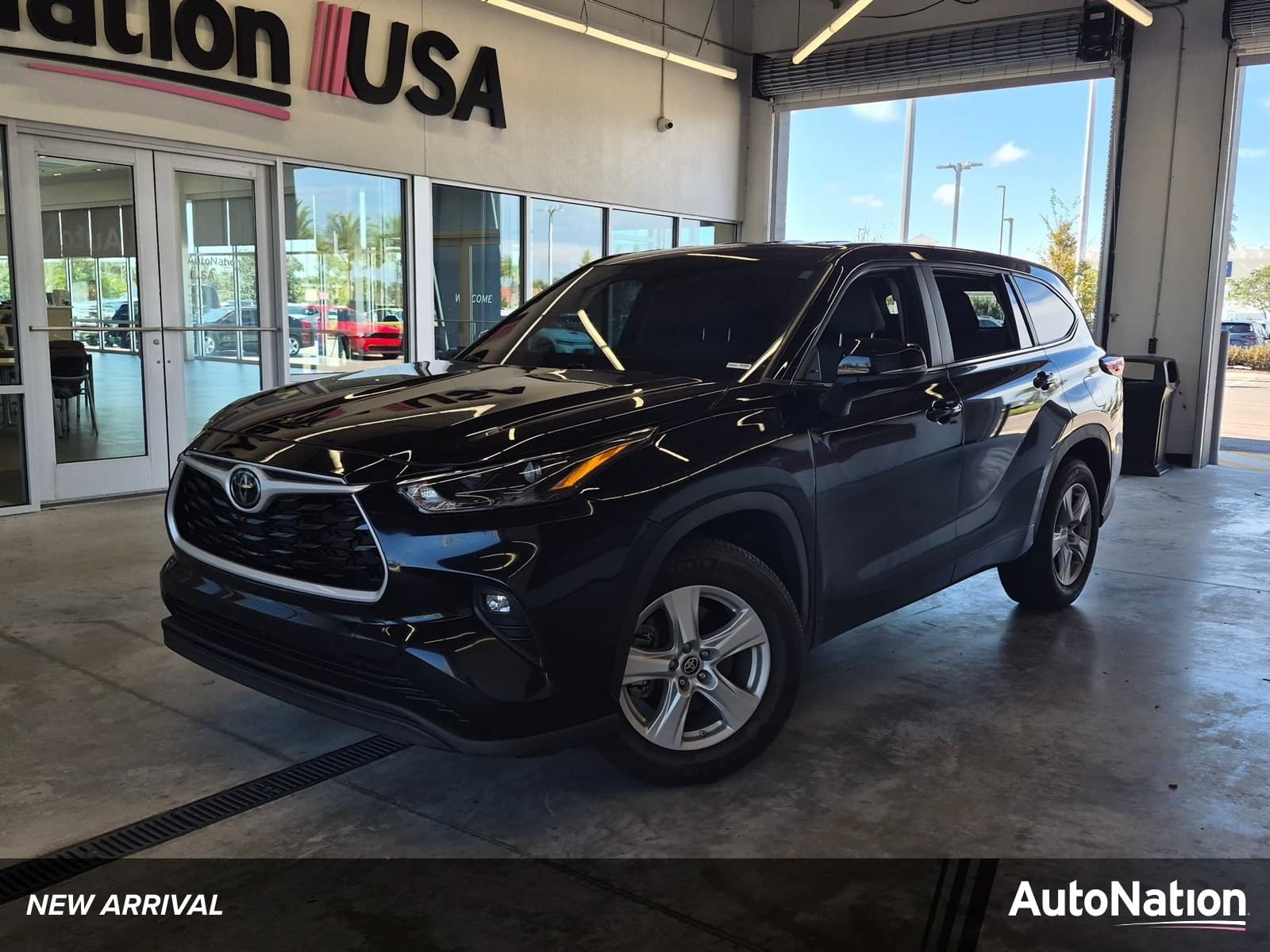 2024 Toyota Highlander LE — photo 1 of 18