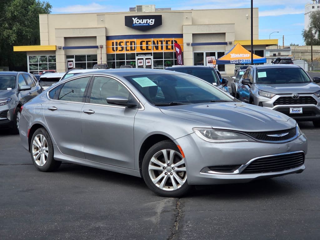 2016 Chrysler 200 Limited — photo 1 of 12