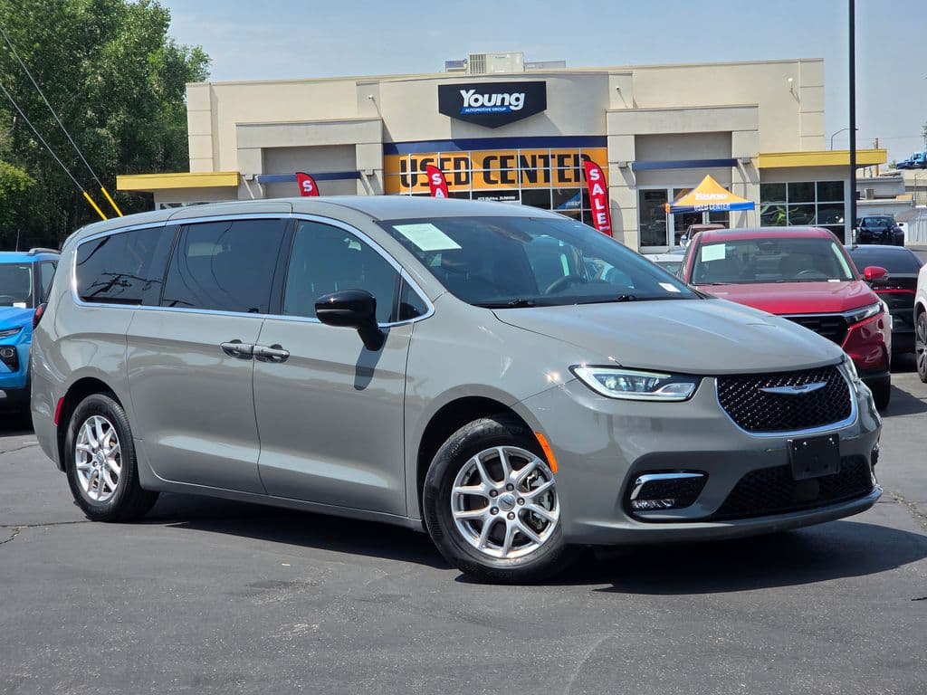 2025 Chrysler Pacifica Select — photo 1 of 33