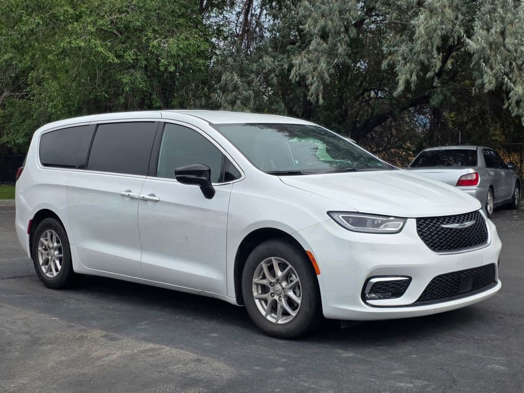 2025 Chrysler Pacifica Select — photo 1 of 2