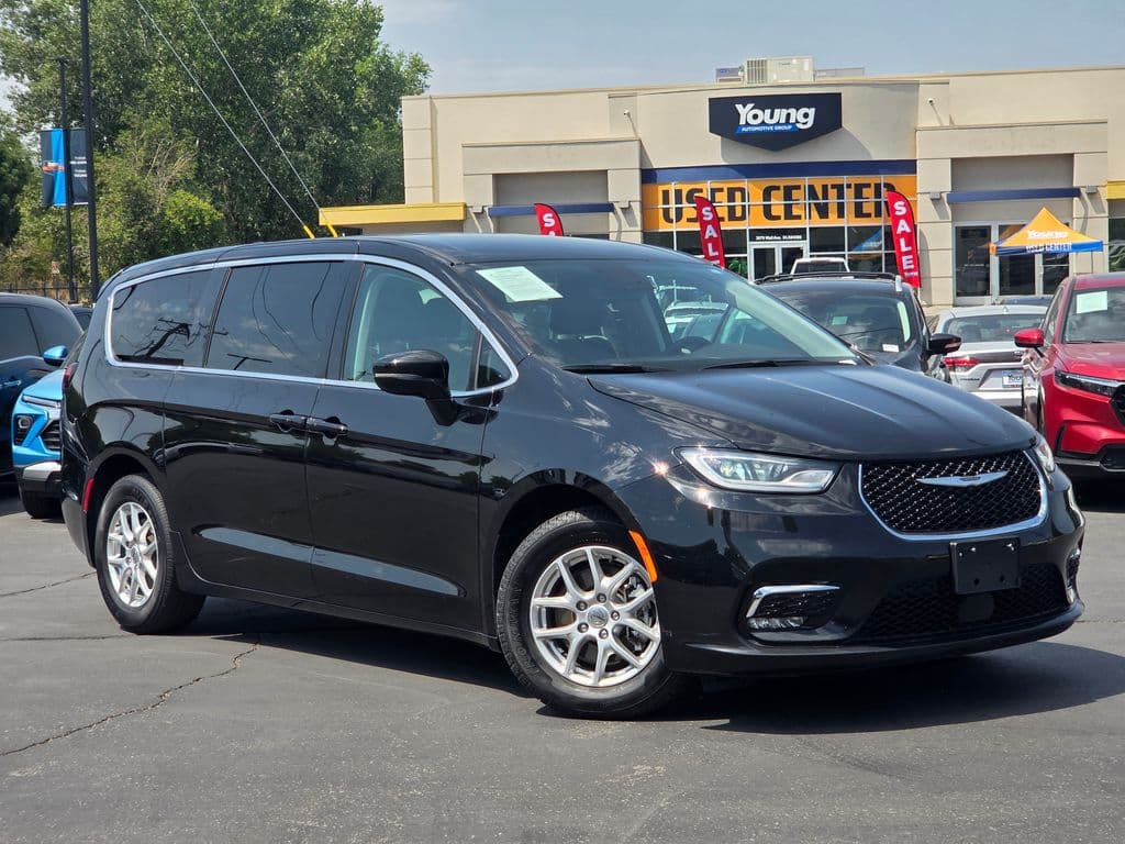2024 Chrysler Pacifica Touring L — photo 1 of 32
