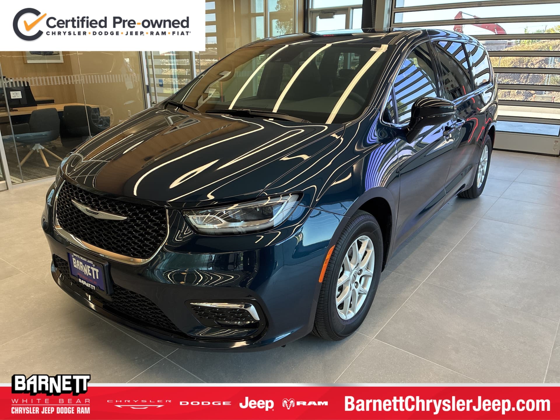 2025 Chrysler Pacifica Select — photo 1 of 34