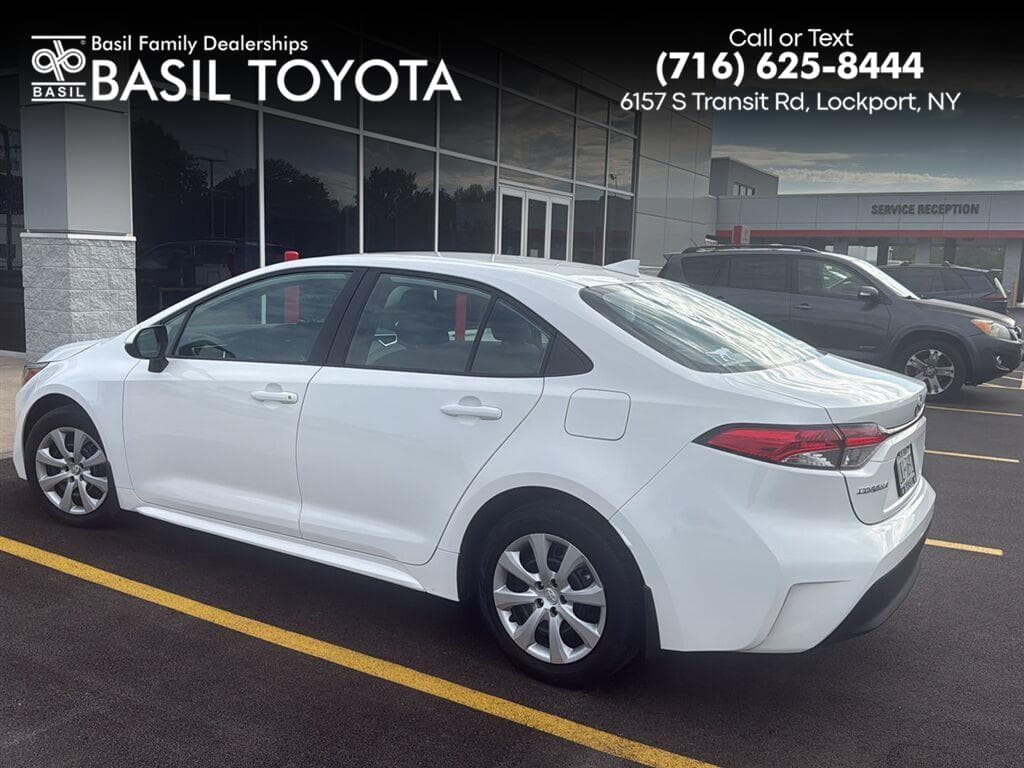 2024 Toyota Corolla LE — photo 1 of 4