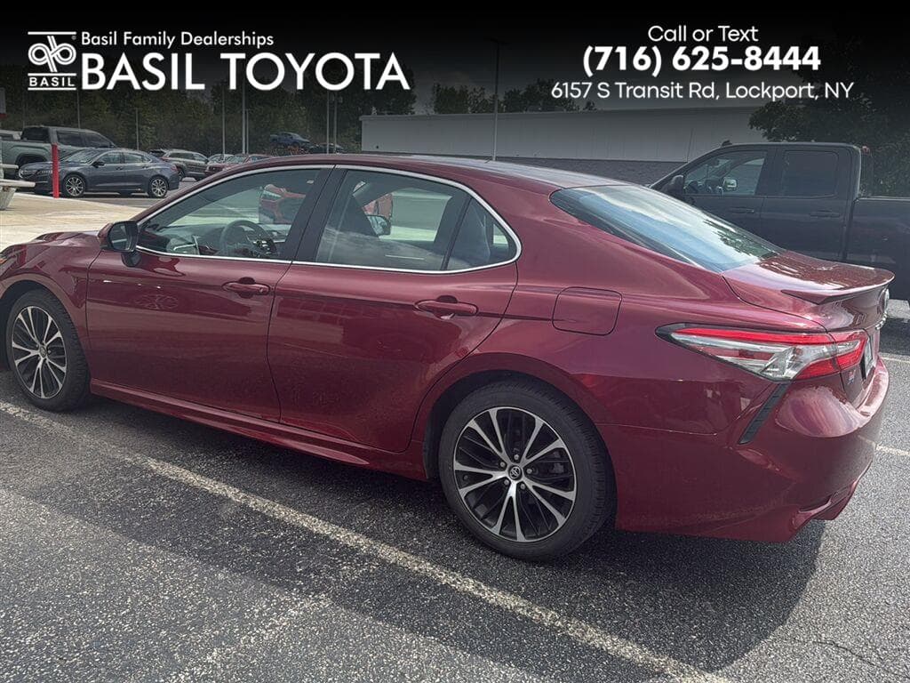 2018 Toyota Camry SE — photo 1 of 5