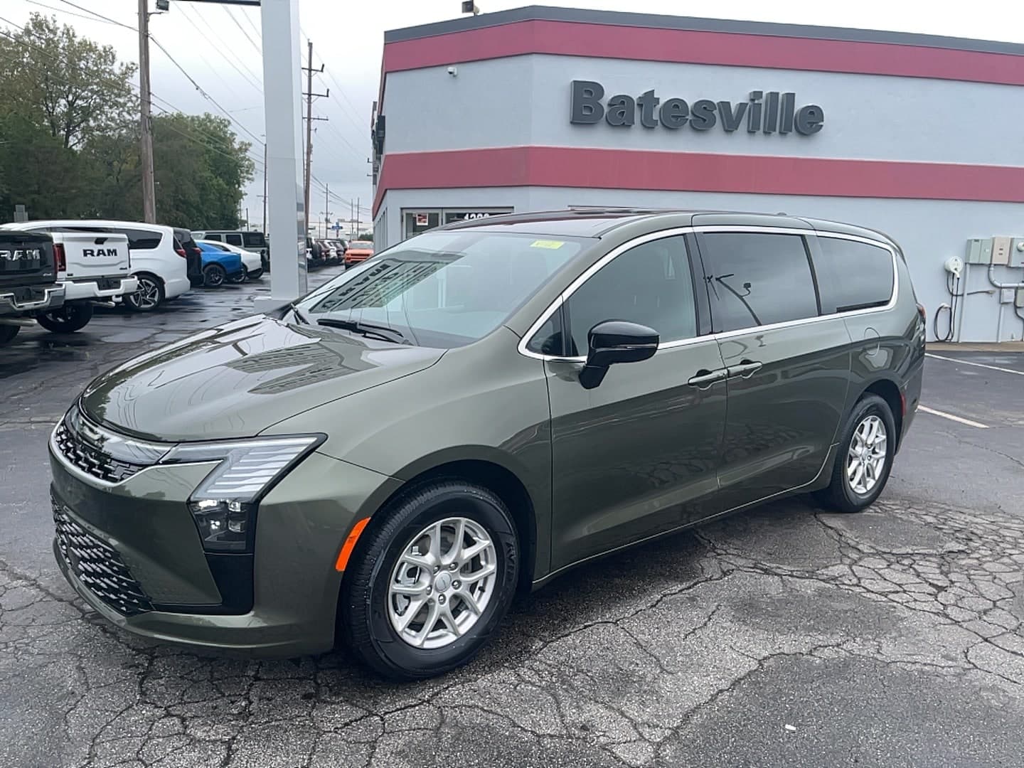 2027 Chrysler Pacifica Select — photo 1 of 31