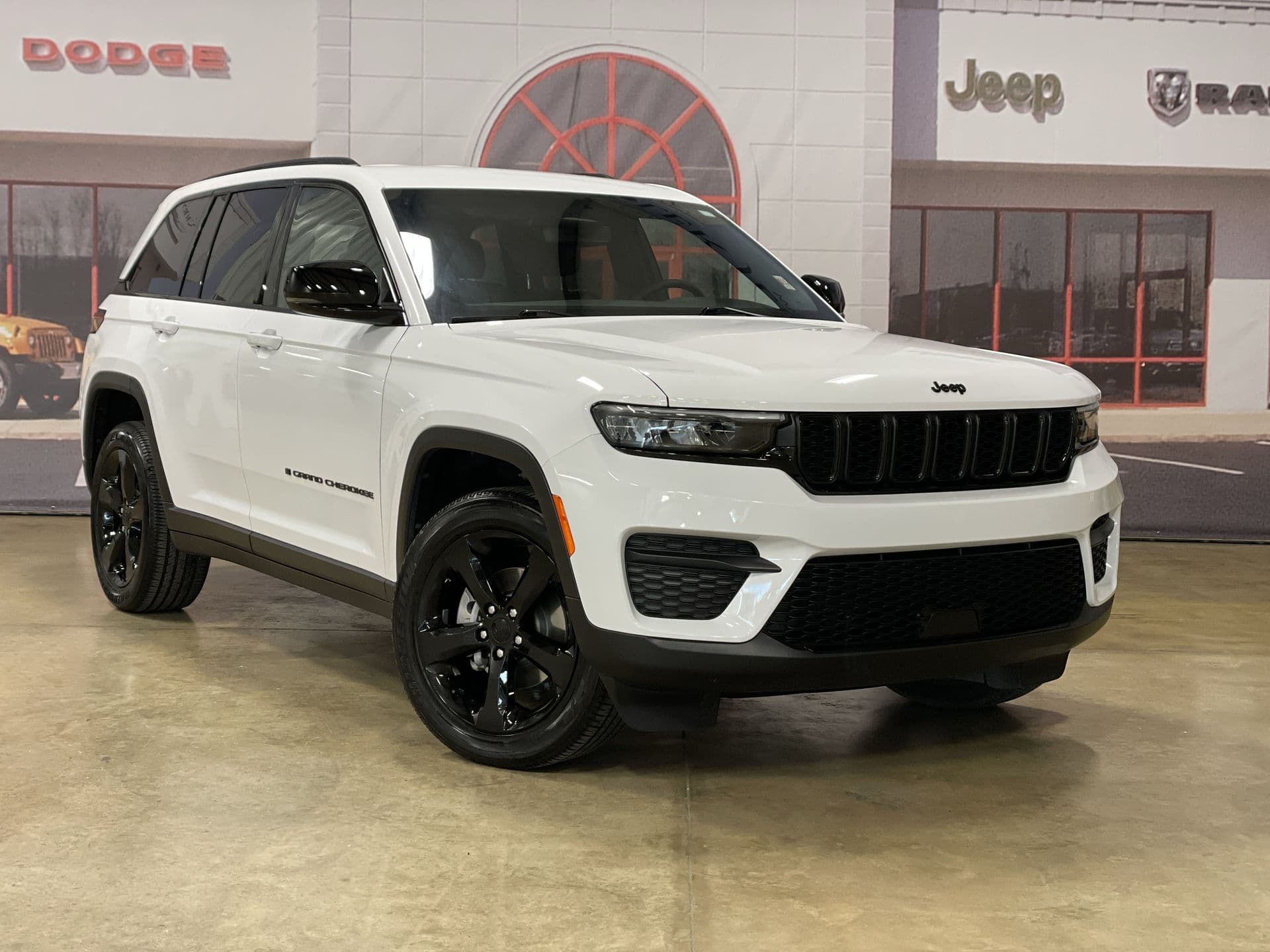 2023 Jeep Grand Cherokee Laredo — photo 1 of 34