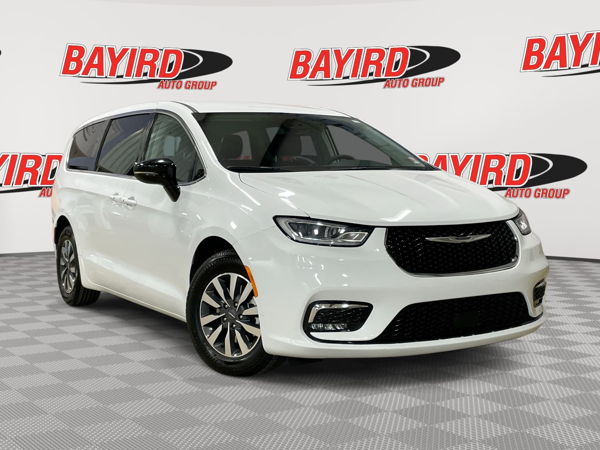 2024 Chrysler Pacifica Hybrid Select — photo 1 of 36