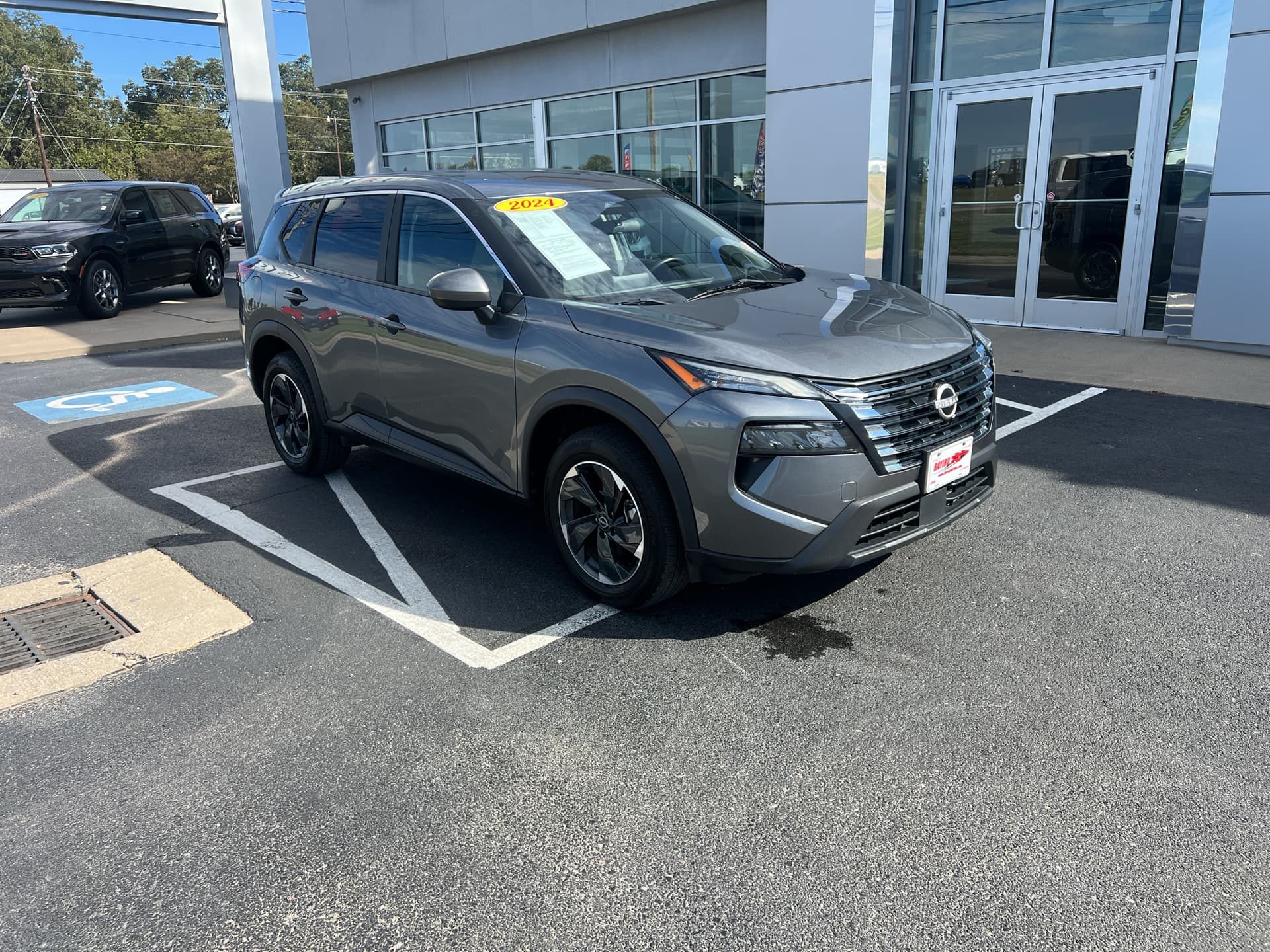 2024 Nissan Rogue SV — photo 1 of 37