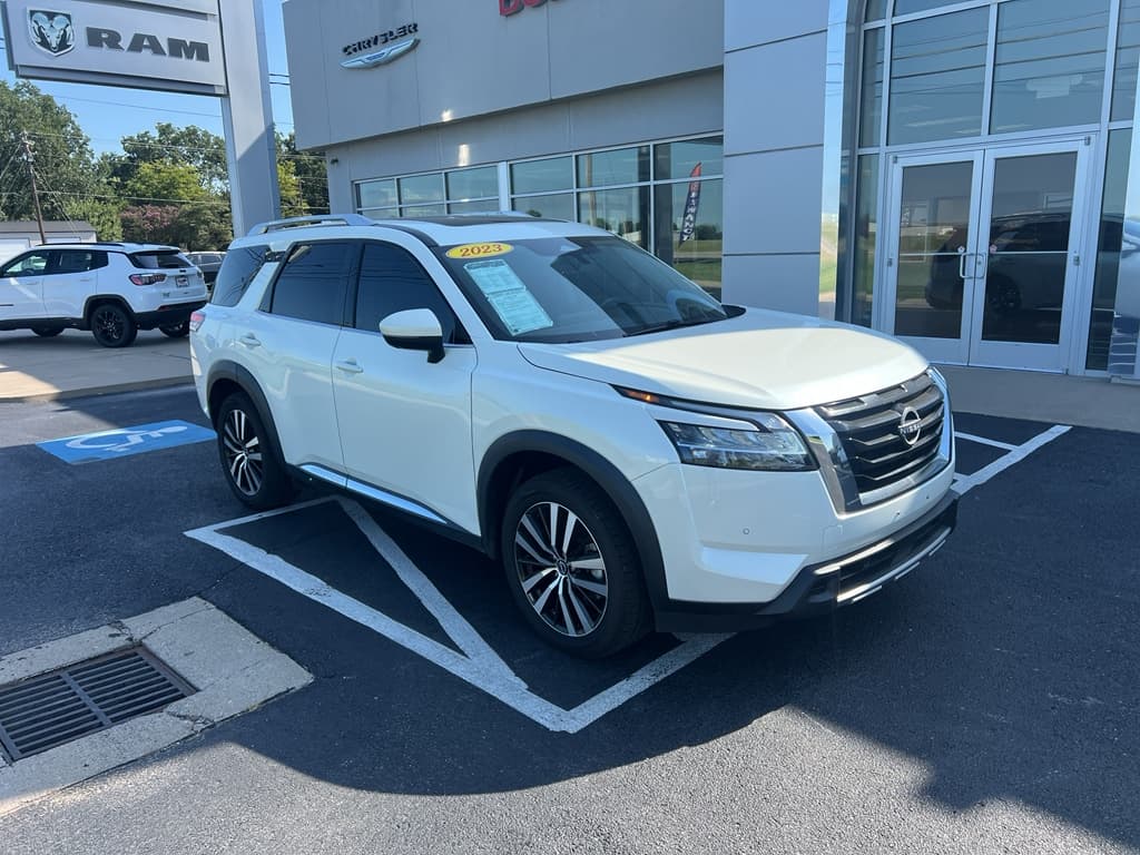 2023 Nissan Pathfinder Platinum — photo 1 of 39