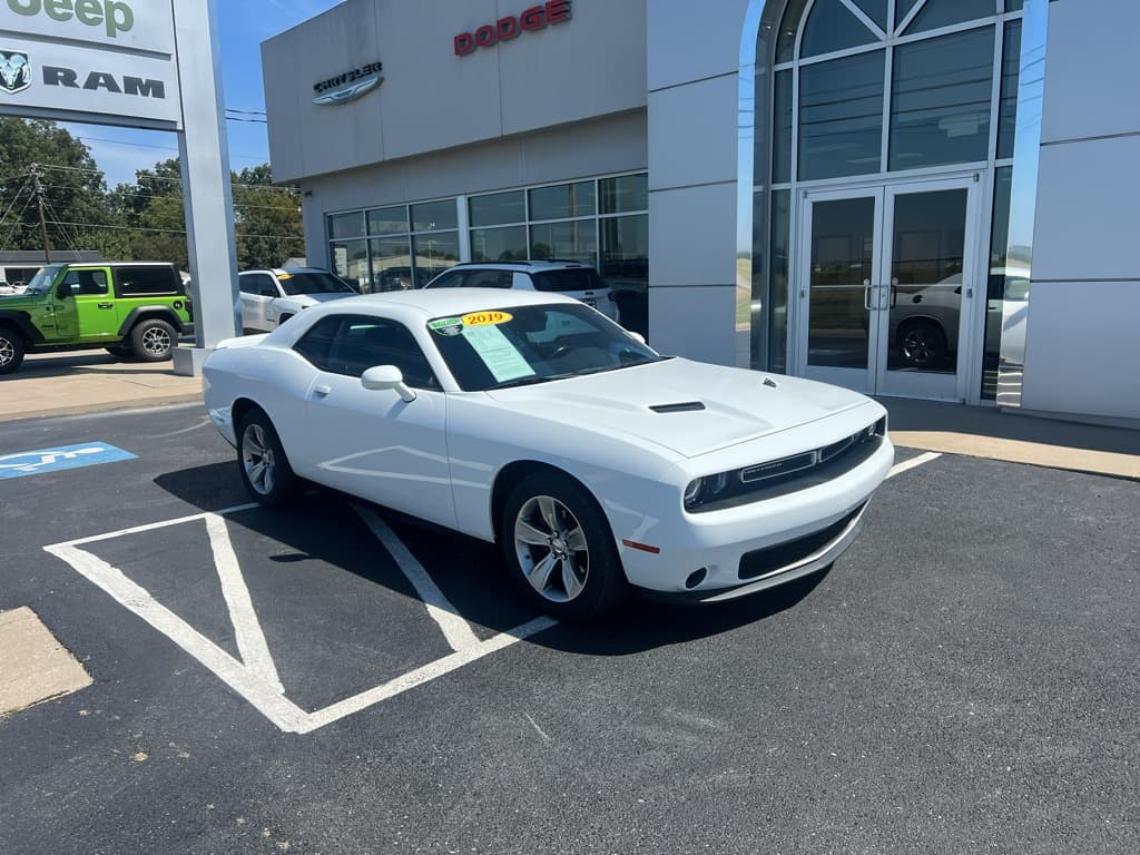 2019 Dodge Challenger SXT — photo 1 of 35