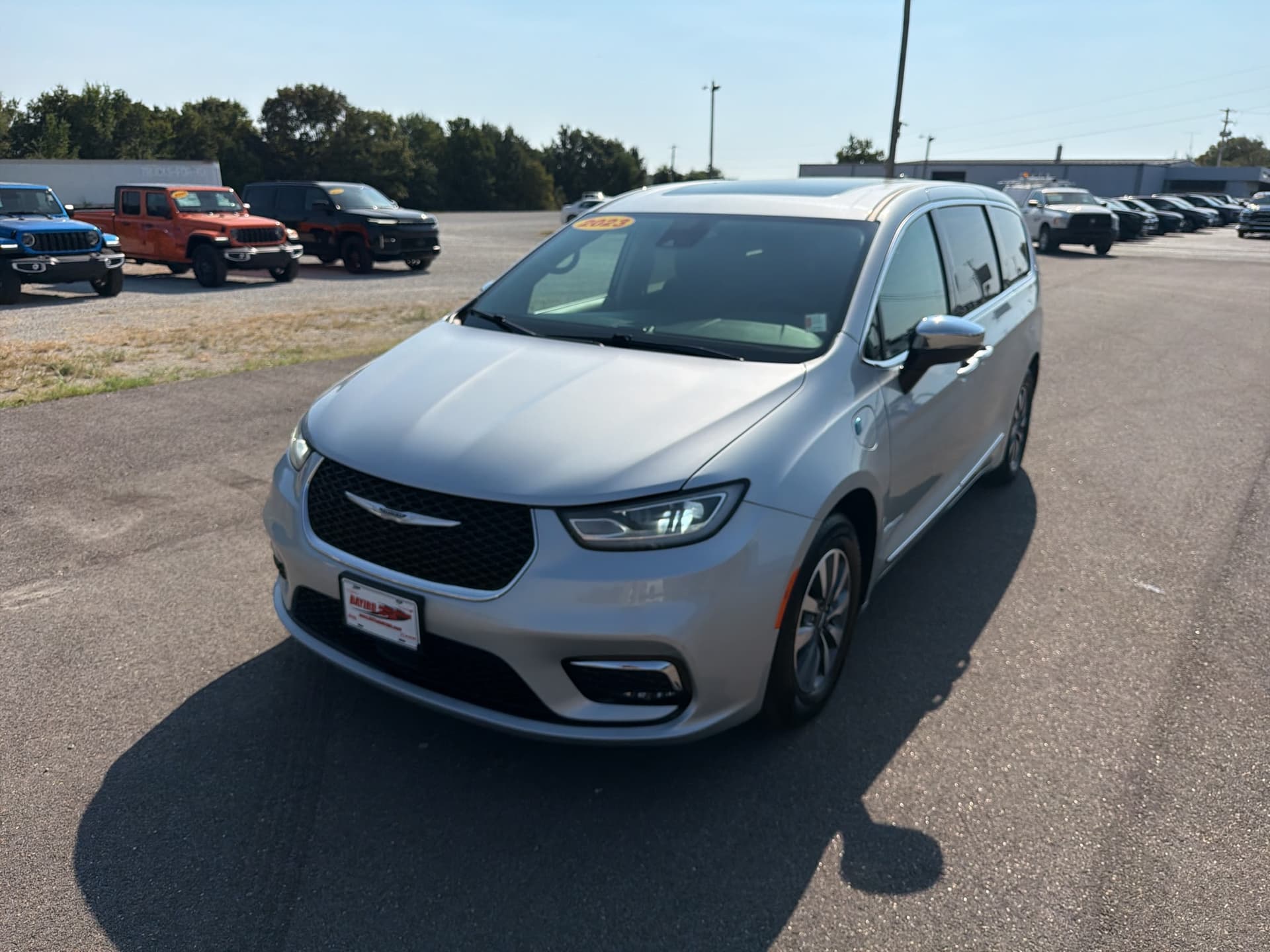 2023 Chrysler Pacifica Hybrid Limited — photo 1 of 16