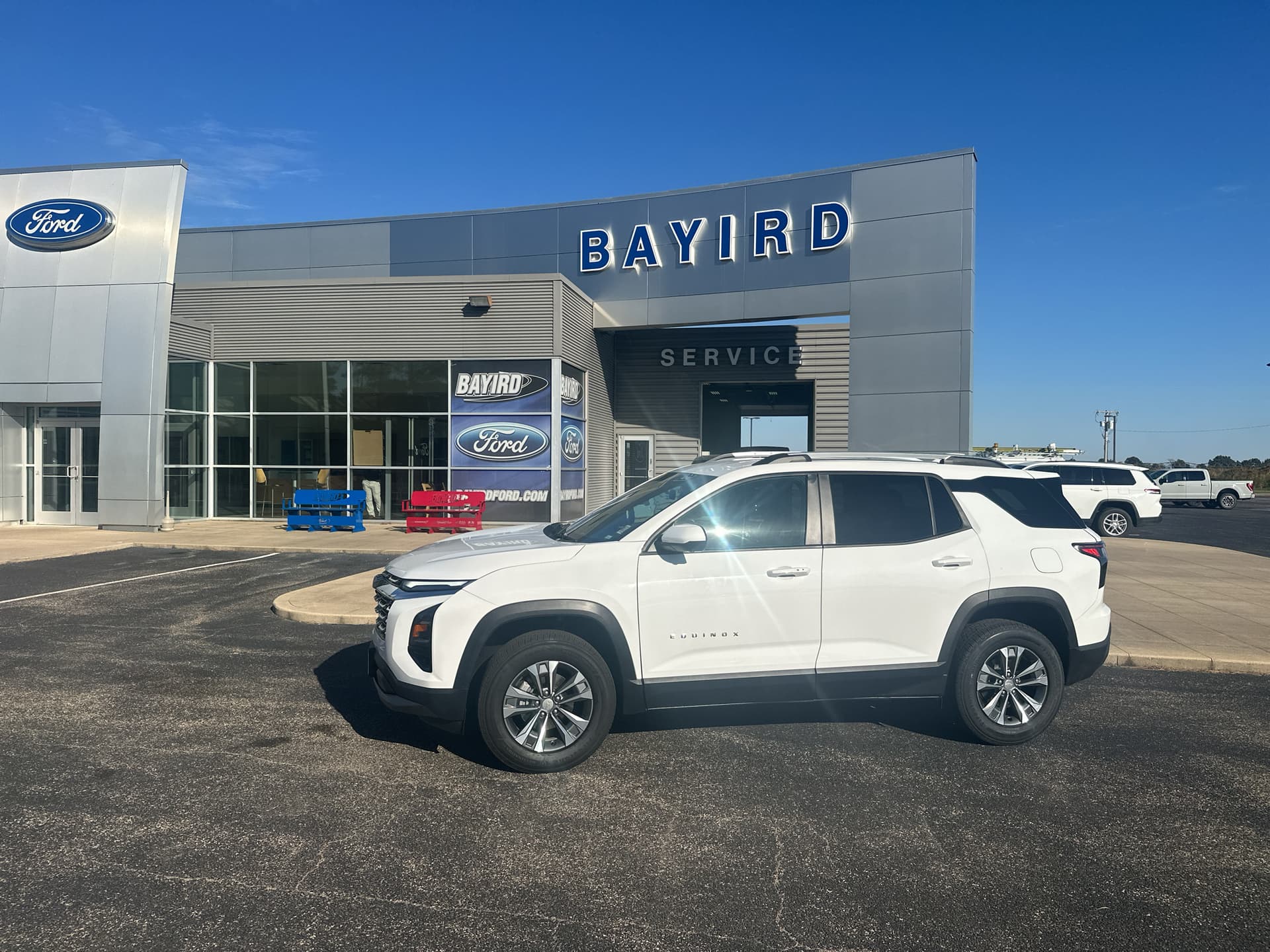 2025 Chevrolet Equinox FWD LT — photo 1 of 40