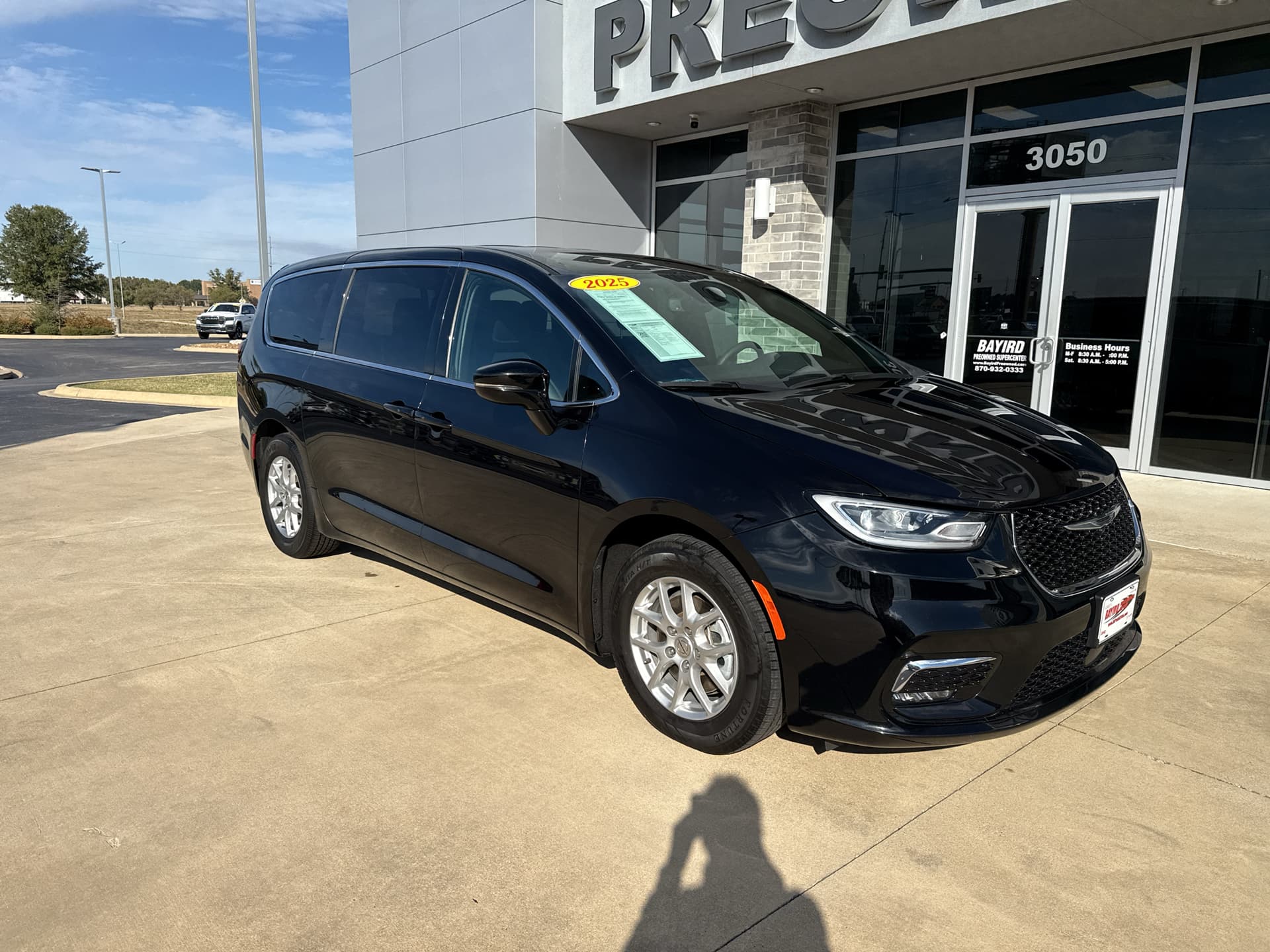 2025 Chrysler Pacifica Select — photo 1 of 25