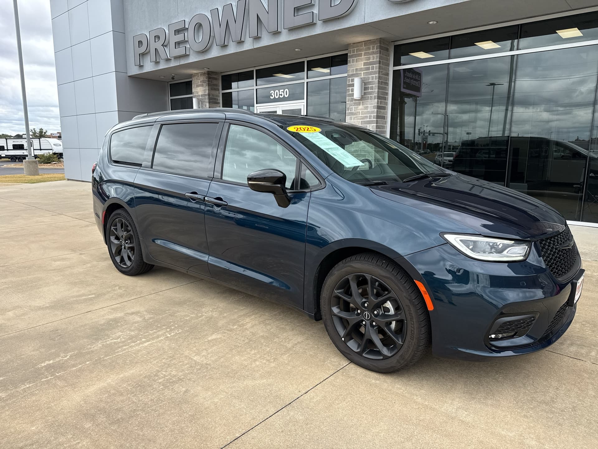 2025 Chrysler Pacifica Limited — photo 1 of 27