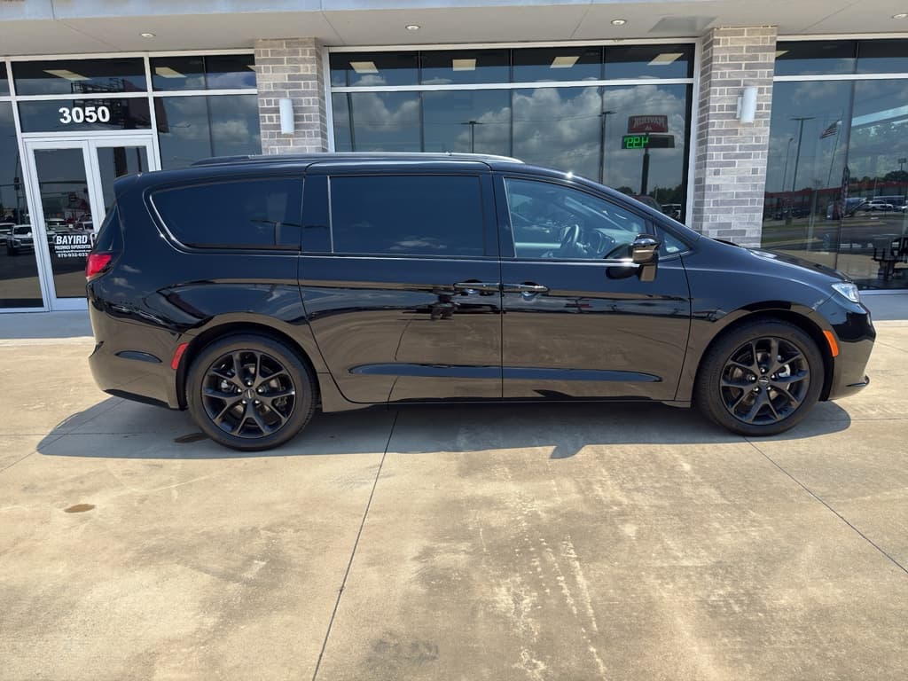2025 Chrysler Pacifica Limited — photo 1 of 26