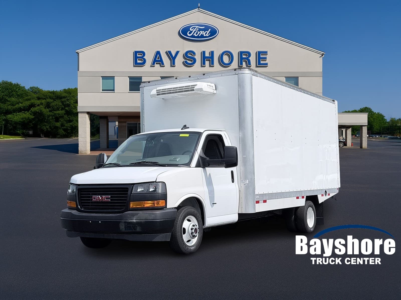 2024 GMC Savana Commercial Cutaway Base — photo 1 of 15