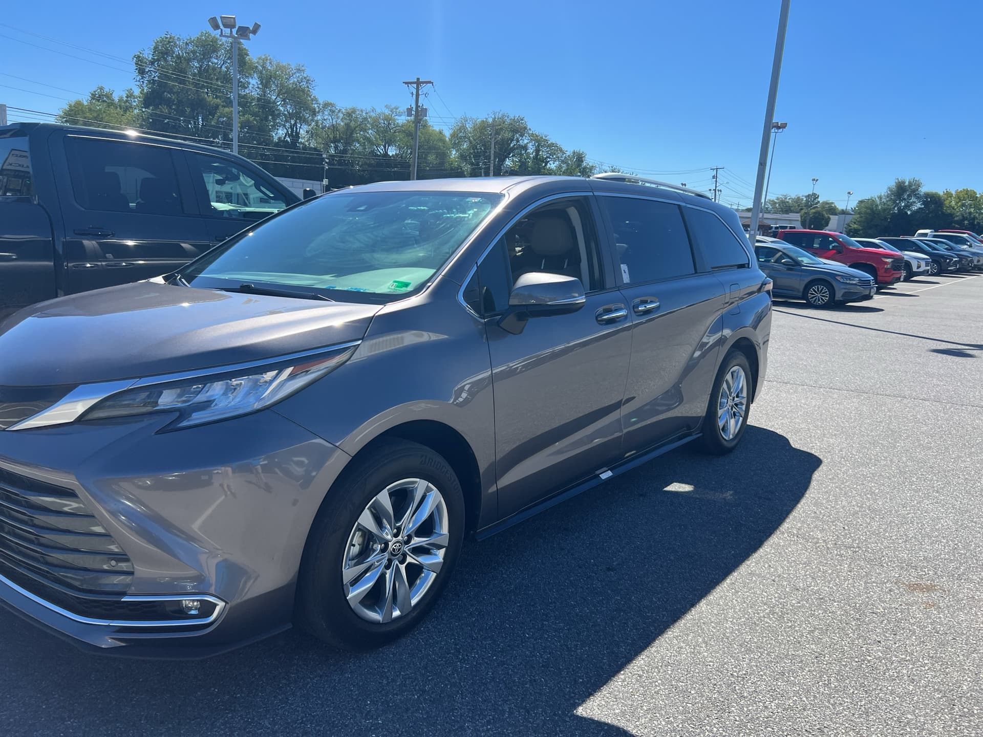 2024 Toyota Sienna Limited — photo 1 of 11
