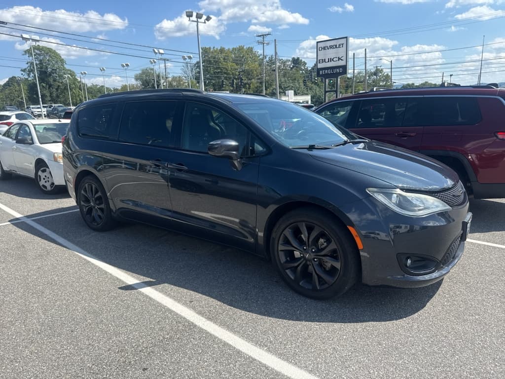 2019 Chrysler Pacifica Touring Plus — photo 1 of 10