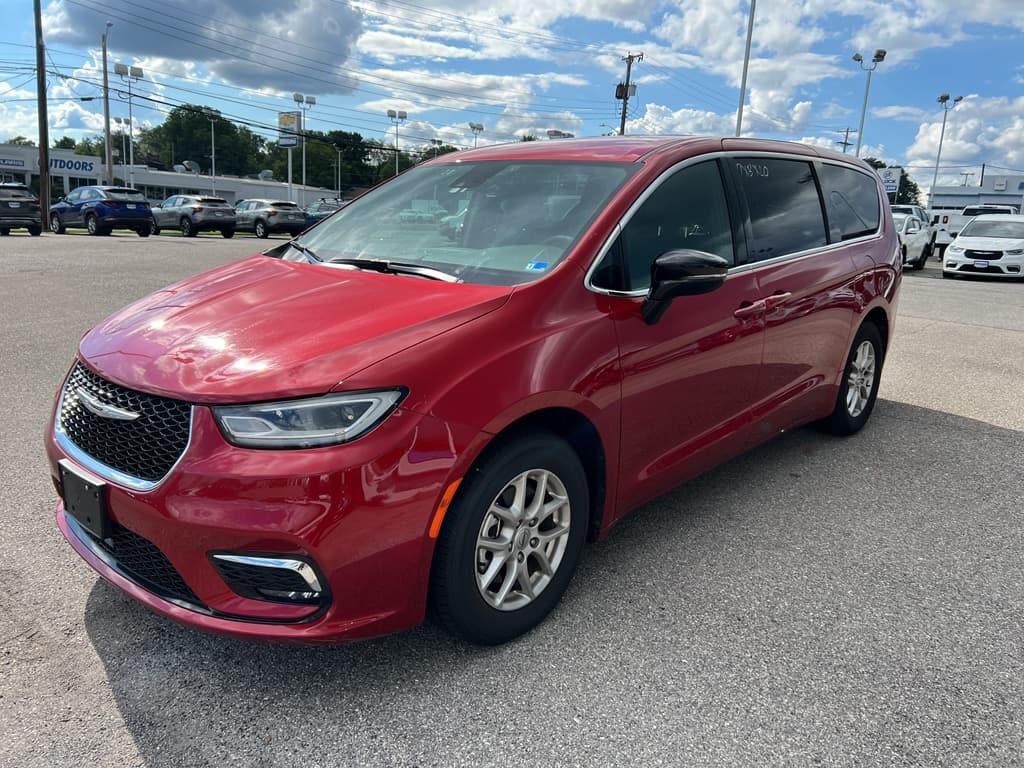 2025 Chrysler Pacifica Select — photo 1 of 13