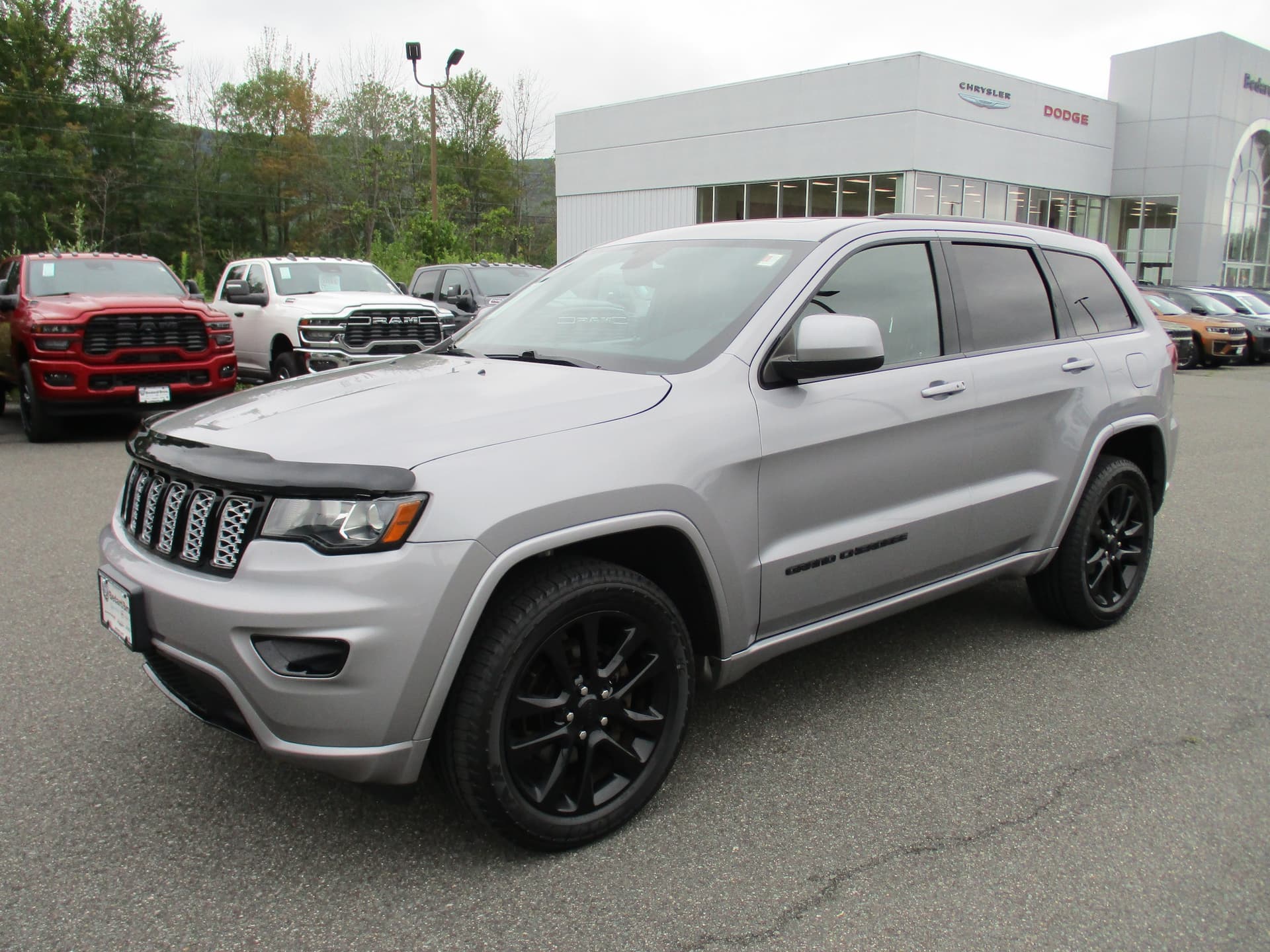 2019 Jeep Grand Cherokee Altitude — photo 1 of 19