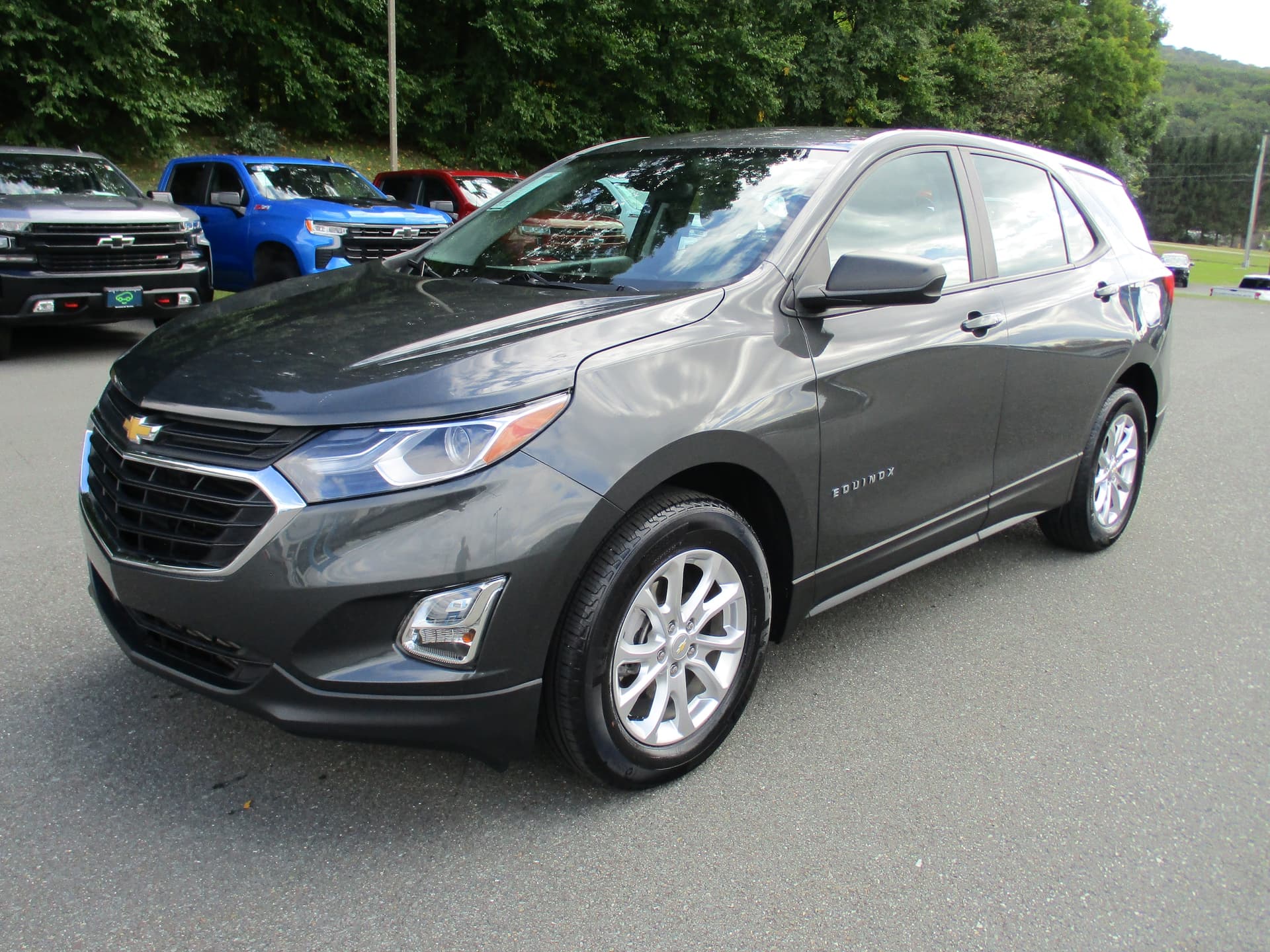 2020 Chevrolet Equinox LS — photo 1 of 17