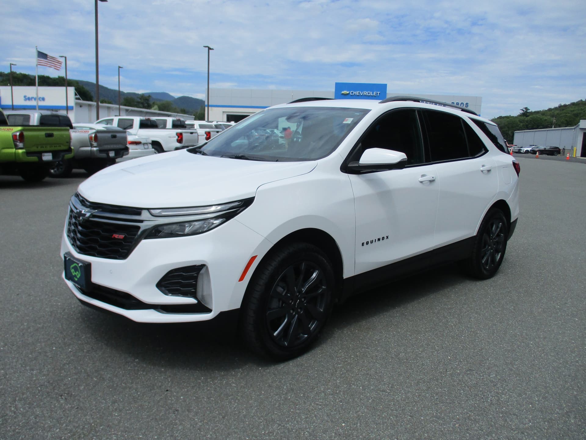 2022 Chevrolet Equinox RS — photo 1 of 18