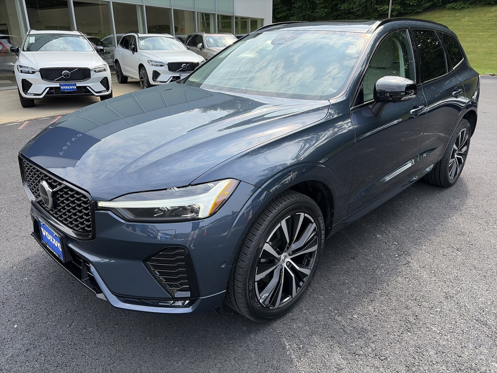 2024 Volvo XC60 B5 Plus Dark — photo 1 of 19