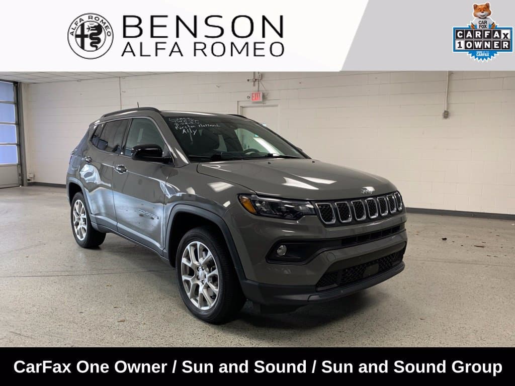 2023 Jeep Compass Latitude Lux — photo 1 of 9