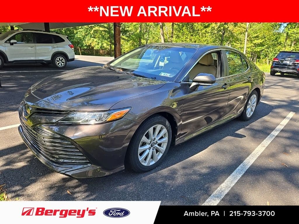 2018 Toyota Camry LE — photo 1 of 6