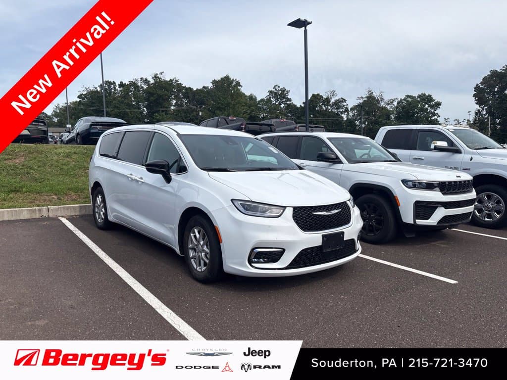 2026 Chrysler Pacifica Select — photo 1 of 11