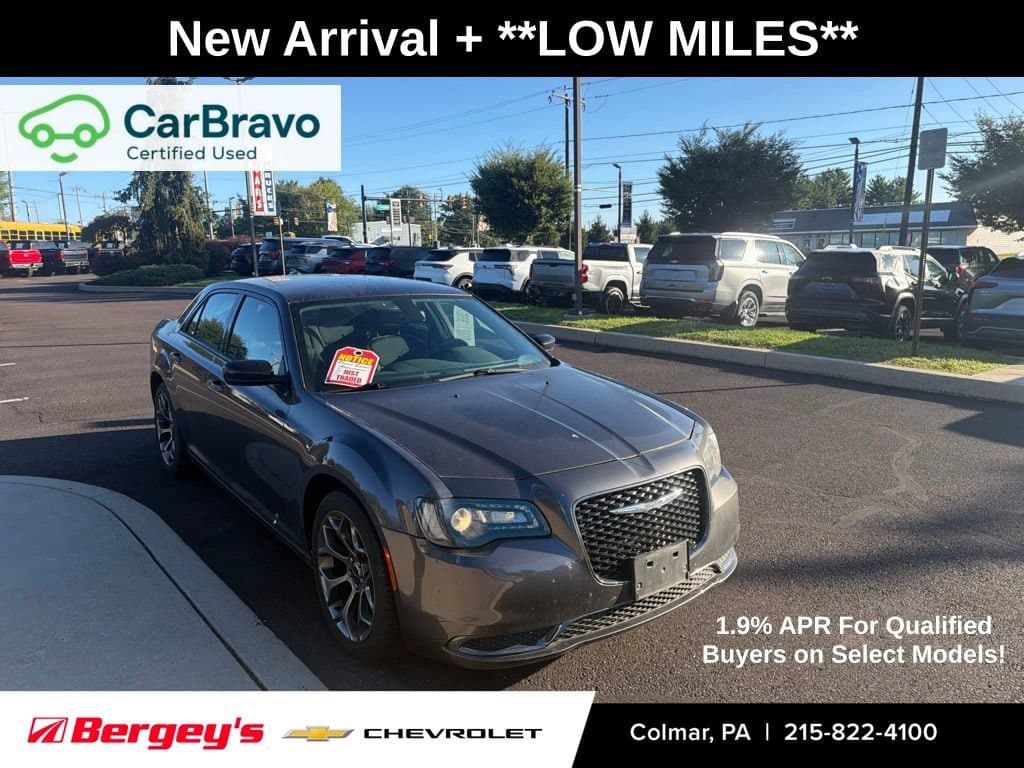 2018 Chrysler 300 Touring — photo 1 of 15